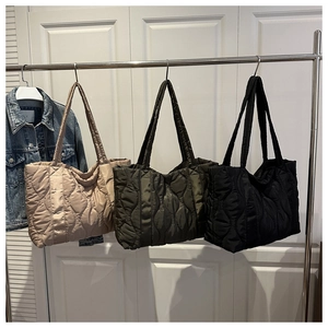 Quilted tote bags in beige, olive green, and black with wave stitching and wide shoulder straps