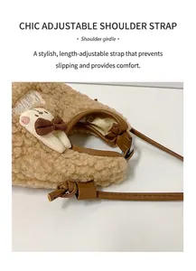 Detail der Plüsch-Lammwolltasche in Camel mit brauner Schleife und verstellbarem Gurt