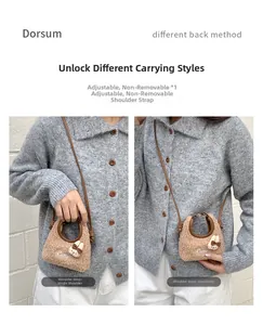 Detail der braunen Plüschtasche mit Hasendeko und Cutie-Stickerei am Modell getragen