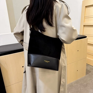 Sac seau rétro noir en daim et cuir pour les tenues d'hiver tendance de femmes