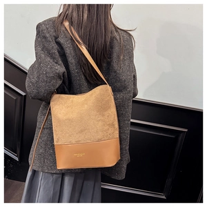Detail einer braunen Vintage Wildleder Beuteltasche mit Kontrast und Modell-Rückansicht