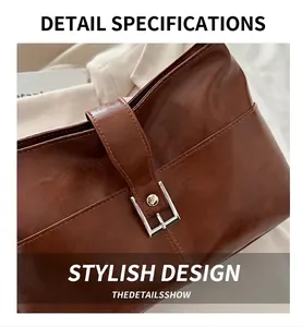 Dettaglio della borsa tote in pelle caramello con texture cerata e fibbia in metallo argento