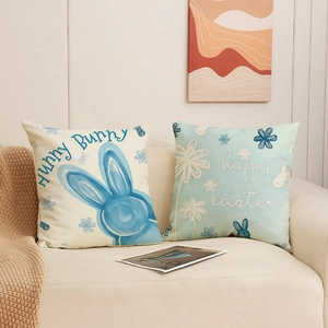 Set federe per cuscini pasquali in lino con coniglio blu e motivi floreali sul divano