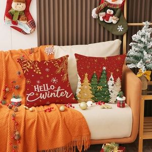Zweiteiliges Set rote Weihnachts-Kissenbezüge mit Hello Winter Stickerei auf dem Sofa