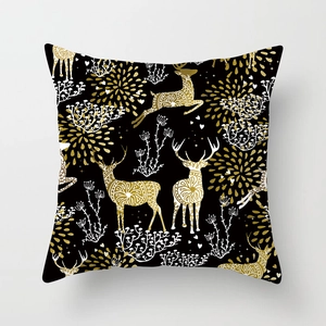 Weihnachts-Kissenbezug mit Schneeflocken und Rentier-Druck in Schwarz und Gold-Optik