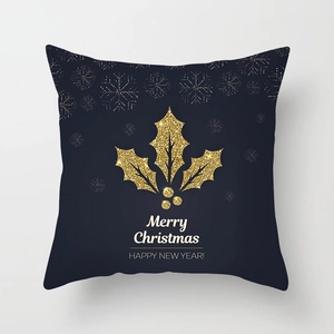 Detail des dunkelblauen Weihnachtskissenbezugs mit goldenen Stechpalmenblättern