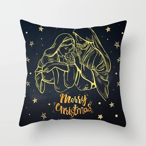 Detail der goldenen Krippenszene und Merry Christmas Aufdruck auf blauem Kissen