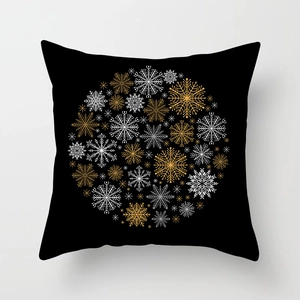 Detailansicht der schwarzen Weihnachtskissenhülle mit gold-weißen Schneeflocken