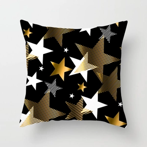 Detail der schwarzen Weihnachtskissenhülle mit modernen gold-weißen Sternen und Metallic-Druck