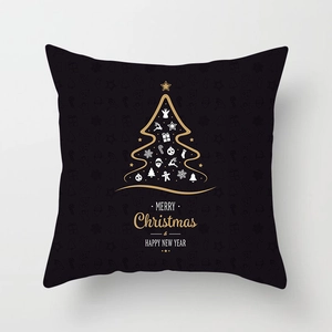 Detailansicht eines Kissenbezugs mit goldenem Weihnachtsbaum und Feiertagsgrüßen