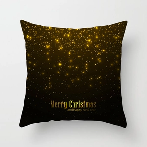 Detail von Kissenhüllen mit goldenen Schneeflocken und Merry Christmas Schriftzug