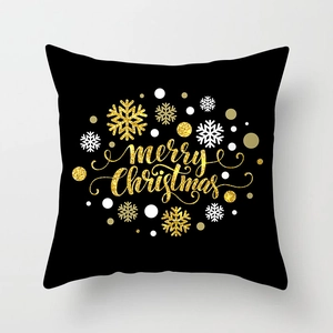 Detailaufnahme schwarzer Weihnachtskissenbezug mit goldenem Schneeflocken-Aufdruck