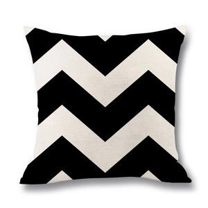 Klassischer Kissenbezug aus Leinen mit schwarz-weißem Chevron-Muster auf weißem Hintergrund