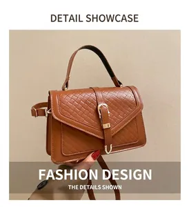 Détail du sac à main tressé marron avec boucle dorée et bandoulière réglable