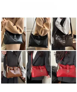 Collage d'un mannequin portant des sacs portés épaule rétro en noir, marron et rouge