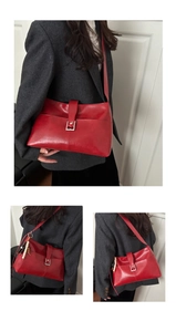 Détail du sac cabas bordeaux brillant avec boucle argentée et pampille de perles