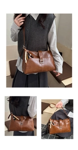 Détail du sac à bandoulière marron vintage avec pendentif décoratif en perles de bois