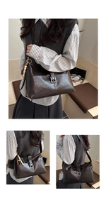 Détail du sac cabas marron foncé avec boucle métallique et pompon en perles de bois