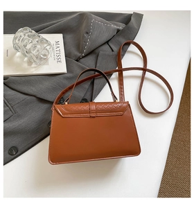 Détails du sac à bandoulière marron caramel avec bords tressés et texture mate chic