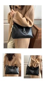 Détail d'un sac cabas noir brillant avec boucle argentée et pendentif à perles décoratif