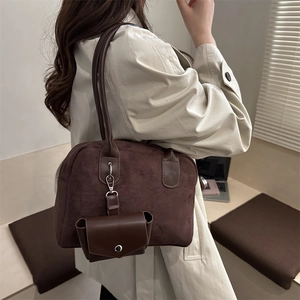 Braune Wildleder Baguette-Tasche mit Mini-Etui kombiniert mit einem beigen Trenchcoat