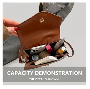Sac bandoulière en cuir marron matelassé avec intérieur spacieux pour objets du quotidien