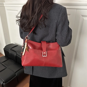 Sac sous le bras rouge foncé vintage en cuir ciré avec pendentif en perles de bois