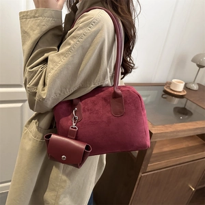 Retro burgunderrote Bowling-Handtasche aus Wildleder und Leder, stilvolle Pendlertasche
