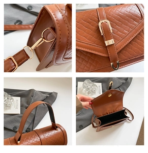 Détails du sac à main en cuir tressé marron avec fermoirs dorés et design à rabat chic