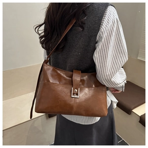 Borsa tote in pelle marrone indossata a spalla per un elegante stile autunnale da ufficio