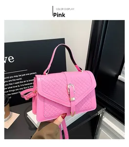 Gros plan détaillé du sac à main rose avec texture tressée et fermoir métallique chic