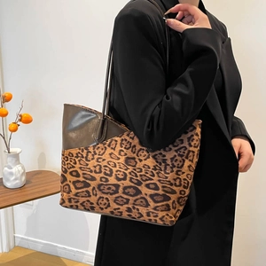 Grand sac cabas léopard avec lanières en cuir marron présenté dans un style minimaliste