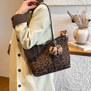 Große Shopper-Tasche mit Leopardenmuster und Herzanhänger für modischen Winterlook