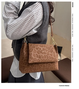 Détail du sac léopard avec chaîne dorée et texture mate douce pour femme élégante