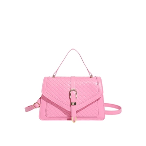 Sac à main rose texture tissée avec boucle fer à cheval dorée et bandoulière réglable