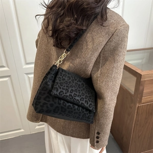 Sac à bandoulière léopard en fausse fourrure avec chaîne dorée et fermeture à rabat