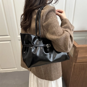 Grand sac cabas noir brillant au design plissé pour le bureau et les sorties quotidiennes