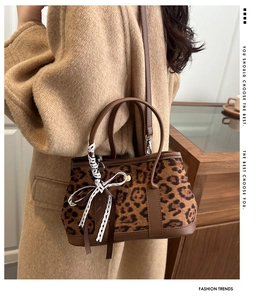Dettaglio borsa leopardata in peluche con fiocco di pizzo e tracolla in pelle