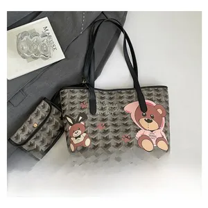 Détail du cabas imprimé ours avec texture à motif en Y et petit porte-monnaie assorti
