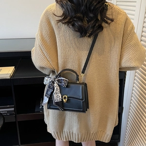 Elegante borsa a tracolla nera con manico in seta e fibbia dorata raffinata