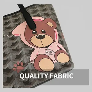 Détail du sac cabas gris à motif chevron avec un imprimé ours brun de dessin animé