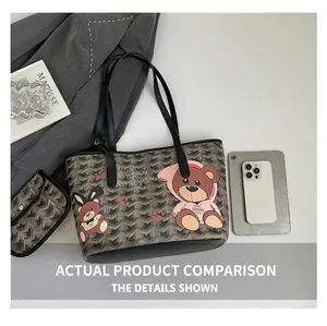 Détail du sac cabas en similicuir avec imprimé d'ours et motif géométrique en ensemble