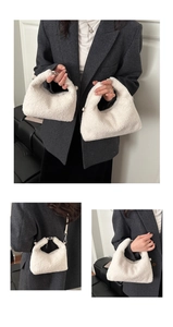 Dettagli di borse in shearling bianco in due dimensioni con tracolle in pelle regolabili