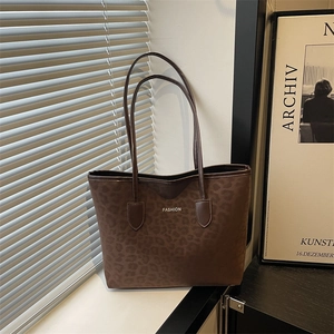 Sac fourre-tout à imprimé léopard marron avec double bandoulière et lettrage fashion