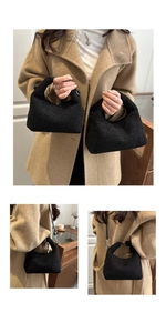 Dettaglio borsa a mano in peluche nero con texture morbida e tracolla removibile