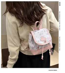 Detailansicht des pink-weißen Mini-Rucksacks mit süßen Tiermustern im Color-Block