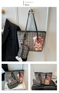 Détail du cabas noir avec motif à chevrons et imprimés mignons d'ours et de lapin