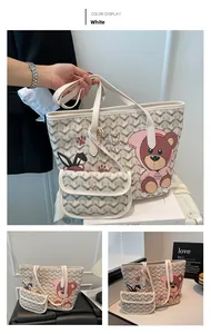 Détail du grand sac cabas avec imprimé ours dessin animé et petite pochette assortie