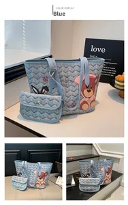 Détail du grand sac cabas bleu clair avec motif ours de dessin animé et géométrie