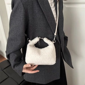 Borsa a mano invernale in peluche bianco per donna con tracolla in pelle coordinata